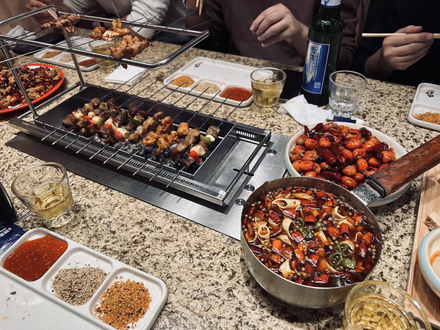 中间的手是我的，我对面的女生拍的，我都忘记我当时在做什么 😂